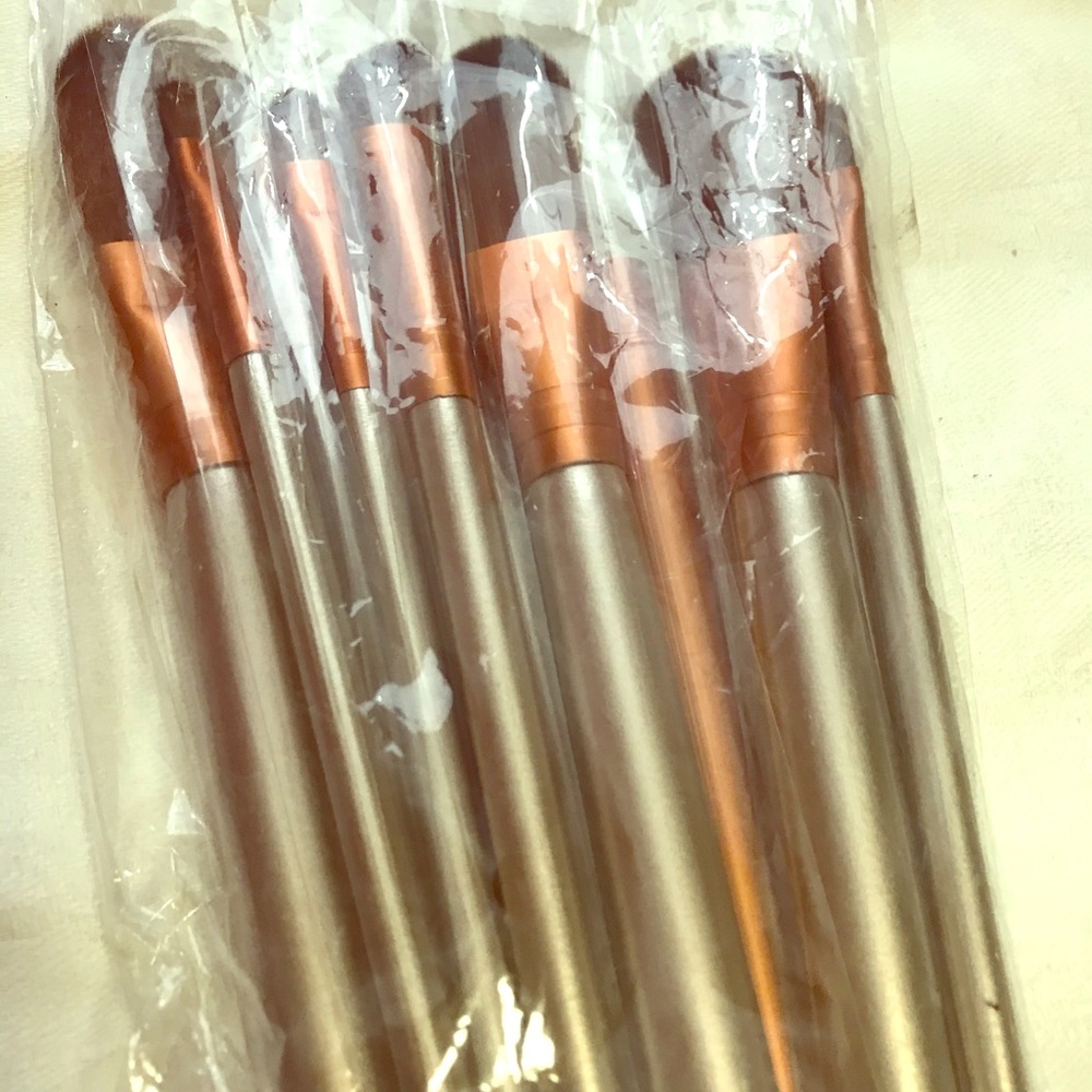 - 🟡 ☕️3/$15
Set of 8 makeup brushes